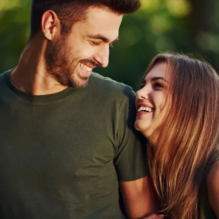 ًزوجان شابان يقضيان وقتاً ممتعاً