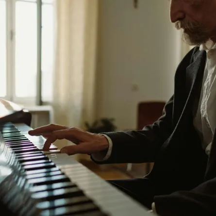 موسيقي يعزف على البيانو