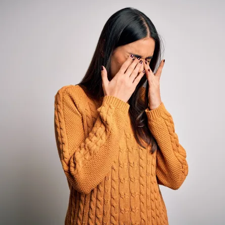 صورة لامرأة تشعر بألم في العين