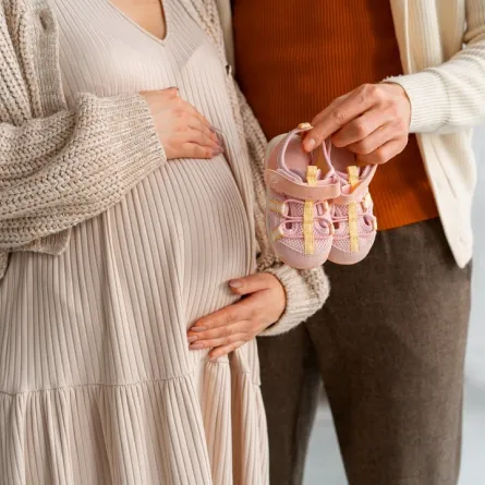 صورة لزوجين يستعدان للمولود الجديد