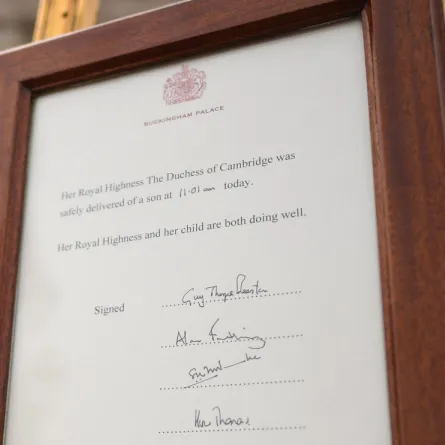  الإعلان عن ولادة كيت ميدلتون لصبي A Royal bulletin, announcing that Britain's Catherine has given birth to a baby boy عام 2018 (مصدر الصورة:  Stefan Rousseau / POOL / AFP)