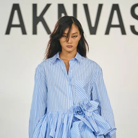 إطلالة من Aknvas - الصورة من Launchmetrics/Spotlight ©