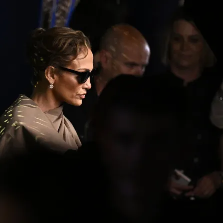 جينيفر لوبيز  Jennifer Lopez في عرض Christian Dior في باريس (مصدر الصورة: JULIEN DE ROSA / AFP)
