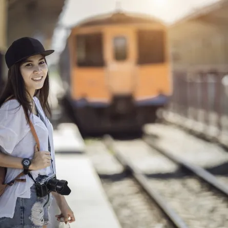 امرأة تنتظر وصول القطار