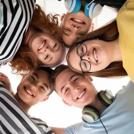 صورة تجمع عدد من المراهقين والمراهقات