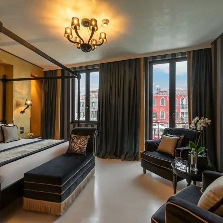 غرفة ملونة بألوان داكنة في كارنيفال بالاس هوتل