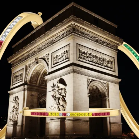 قوس النصر مع مجوهرات أليسون كويد المستوحاة من الألعاب الأولمبية - الصورة من المكتب الإعلامي للعلامة 