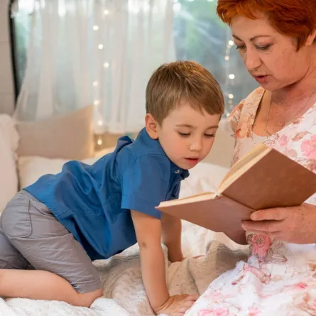 صورة لطفل يتابع صورة بالكتاب