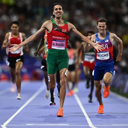 سفيان البقالي- Morocco's Soufiane El Bakkali celebrates after winning the men's 3000m steeplechase final of the athletics event at the Paris 2024 Olympic Games at Stade de France in Saint-Denis, north of Paris, on August 7, 2024. (Photo by Jewel SAMAD / AFP