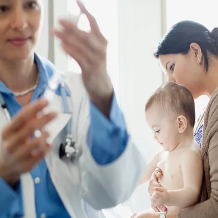 صورة لأم وطفل مريض ومتابعة طبية