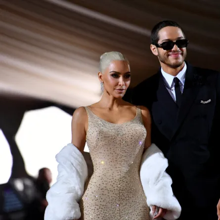 كيم كارداشيان وبيت ديفيدسون Kim Kardashian and Pete Davidson في حفل الميت غالا (مصدر الصورة: ANGELA WEISS / AFP)