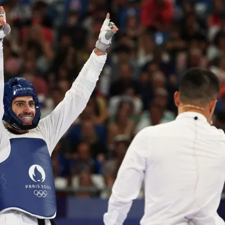 الأردني زيد كريم- Jordan's Zaid Kareem (L) celebrates after winning in the taekwondo men's -68kg quarter-final bout of the Paris 2024 Olympic Games at the Grand Palais in Paris on August 8, 2024. (Photo by David GRAY / AFP) 