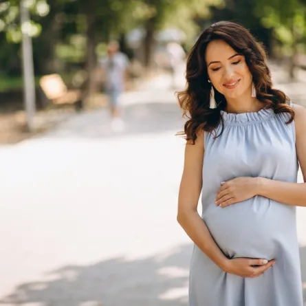 صورة لحامل تتمشى