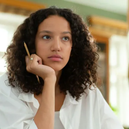 طالبة جامعة تحضر أحد المحاضرات وتبدو في تركيز تام