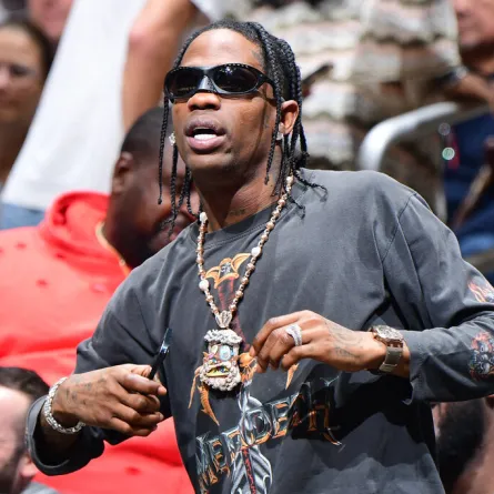 ترافيس سكوت Travis Scott يشاهد مباراة في لوس أنجليس (مصدر الصورة: Adam Pantozzi / NBAE / Getty Images / Getty Images via AFP)