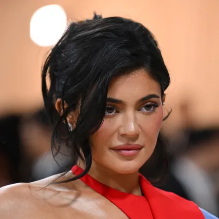 كايلي جينر في متحف متروبوليتان للفنون في نيويورك (Kylie Jenner at the Metropolitan Museum of Art in New York). مصدر الصورة: Angela WEISS / AFP
