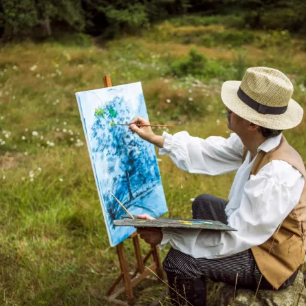 فنان تشكيلي يرسم بالطبيعة