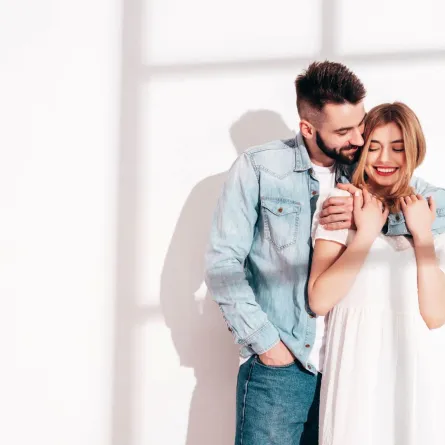 زوج يحتضن كتف زوجته بمحبة 