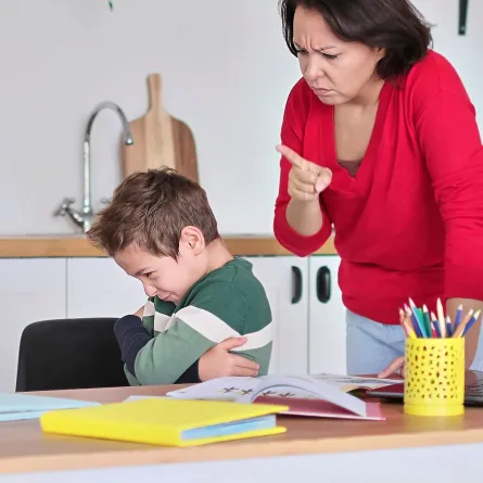 صورة لأم تهدد طفلها