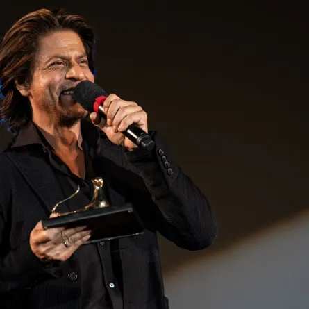 شاروخان يتسلم جائزة الإنجاز مدى الحياة خلال مهرجان لوكارنو السينمائي السابع والسبعين في لوكارنو بسويسرا (Shah Rukh Khan receives a lifetime achievement award during the 77th Locarno Film Festival in Locarno, Switzerland). مصدر الصورة: Alessandro Levati/Getty Images
