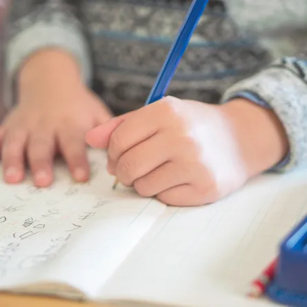 صورة لطفل يتعلم الكتابة