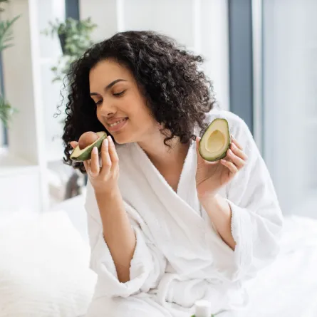 امرأة تأكل الأفوكادو