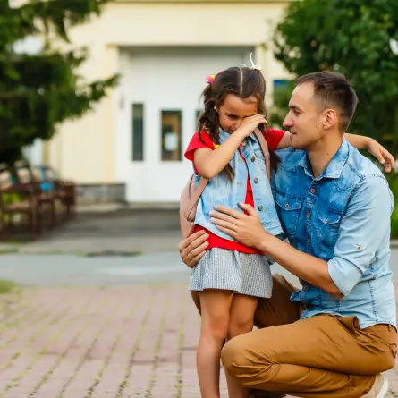 صورة لطفلة لا تريد الذهاب إلى المدرسة