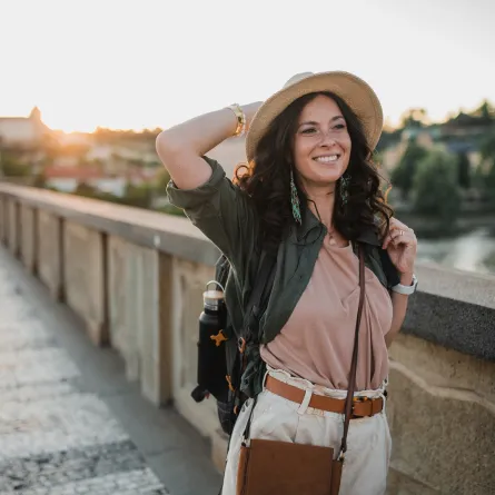 سائحة تستمتع بوقتها خلال السفر