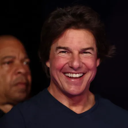 توم كروز يحضر الحفل الختامي لدورة الألعاب الأولمبية باريس 2024 في ملعب فرنسا في سان دوني في ضواحي باريس (Tom Cruise attends the closing ceremony of the Paris 2024 Olympic Games at the Stade de France, in Saint-Denis, in the outskirts of Paris). مصدر الصورة: Franck FIFE / AFP