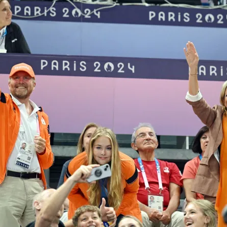 الملك ويليم ألكسندر والملكة ماكسيما وابنتهما الأميرة كاتارينا أماليا خلال دورة الألعاب الأولمبية في باريس 2024 في جنوب باريس أرينا 1 في باريس (King Willem-Alexander, Queen Maxima and their daughter Princess Catharina-Amalia during the Paris 2024 Olympic Games at the South Paris Arena 1 in Paris). مصدر الصورة: Natalia KOLESNIKOVA / AFP