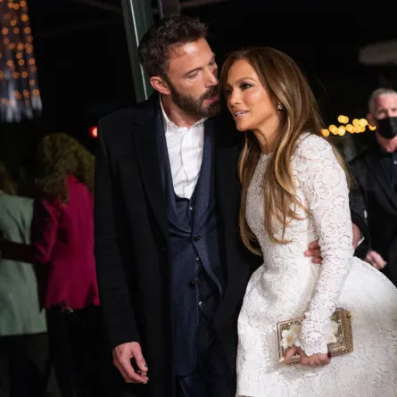 جينيفر لوبيز وبن أفليك في نقابة المخرجين الأميركيين في لوس أنجلوس (Jennifer Lopez and Ben Affleck at the Directors Guild of America in Los Angeles). مصدر الصورة:  VALERIE MACON / AFP