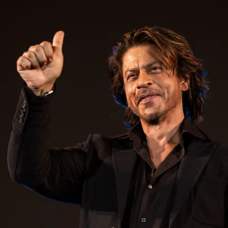 شاروخان يحضر مهرجان لوكارنو السينمائي السابع والسبعين في لوكارنو بسويسرا (Shah Rukh Khan attends the 77th Locarno Film Festival in Locarno, Switzerland). مصدر الصورة: Alessandro Levati/Getty Images