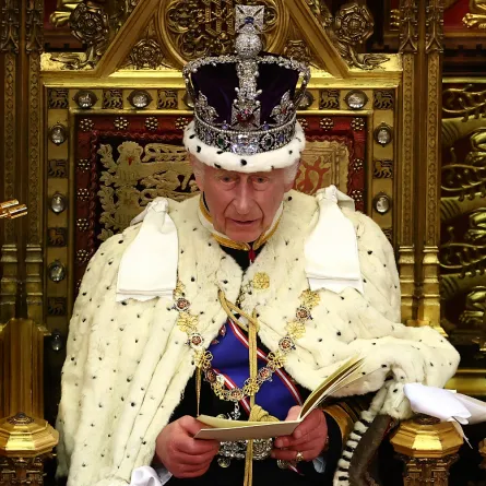 الملك تشارلز الثالث King Charles III بتاج ياقوت الأمير الأسود (مصدر الصورة:  Henry Nicholls - WPA Pool/Getty Images)