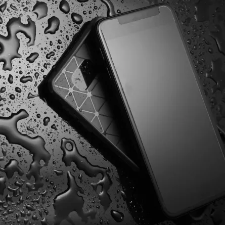 ماذا تفعلين في حال سقوط الهاتف في الماء؟، إليكِ بعض الخطوات الهامة  - الصورة من Adobestock