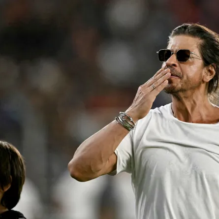شاروخان مع ابنه أبرام خان في ملعب ناريندرا مودي في أحمداباد (Shah Rukh Khan alongside his son Abram Khan in the Narendra Modi Stadium of Ahmedabad). مصدر الصورة: Punit PARANJPE / AFP