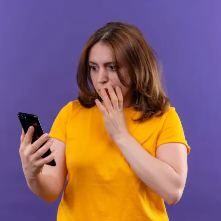 بعض الحلول المجدية لمشكلة ظهور خطوط ملونة على شاشة الهاتف - الصورة من Freepik