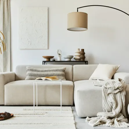 غرفة معيشة مودرن ومريحة