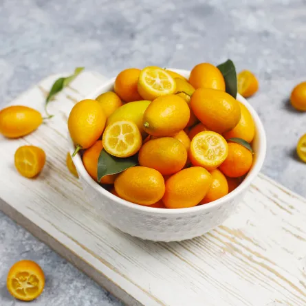 الكمكوات من الفواكه الغنية بالمركّبات النباتية  Image by azerbaijan_stockers on Freepik  