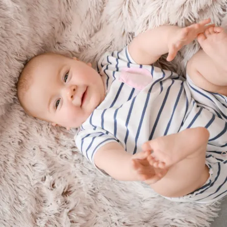 صورة لطفل رضيع لديه زيادة واضحة في نموه