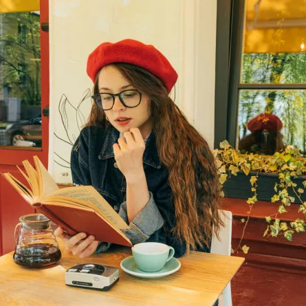 شابة تقرأ كتاباً 