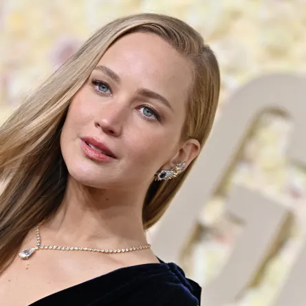 جينيفر لورانس Jennifer Lawrence بمجوهرات فاخرة في حفل توزيع جوائز جولدن غلوب (مصدر الصورة:  Axelle/Bauer-Griffin/FilmMagic)