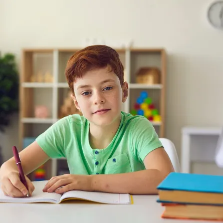 صورة لطفل يقظ منتبه