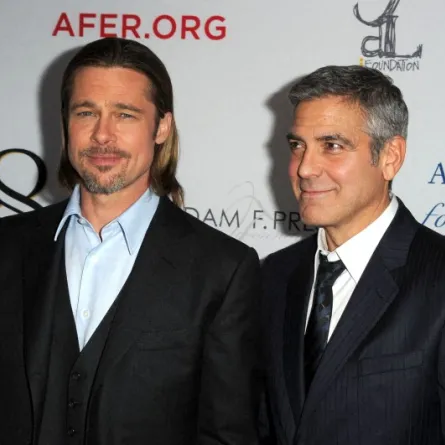 براد بيت وجورج كلوني Brad Pitt and George Clooney في عرض '8' عام 2012 (مصدر الصورة: KEVIN WINTER / GETTY IMAGES NORTH AMERICA / Getty Images via AFP)