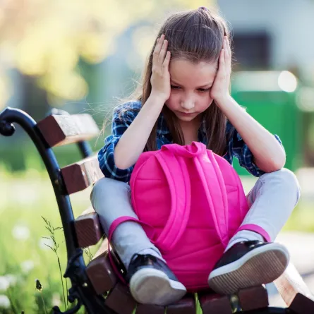 صورة لتلميذة وحيدة وحزينة