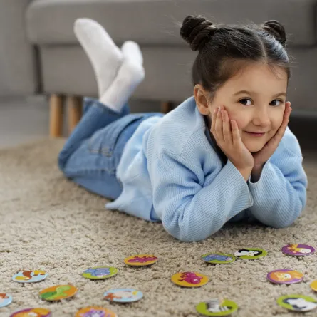 صورة لطفلة تلعب