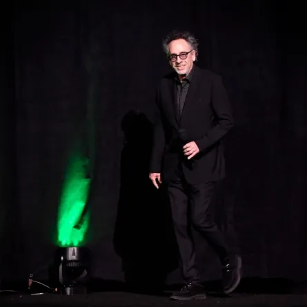 المخرج تيم بيرتون في الكولوسيوم في قصر سيزرز خلال مؤتمر CinemaCon 2024 في لاس فيغاس، نيفادا at The Colosseum at Caesars Palace during CinemaCon 2024 in Las Vegas, Nevada, on April 9, 2024. (Photo by VALERIE MACON / AFP)