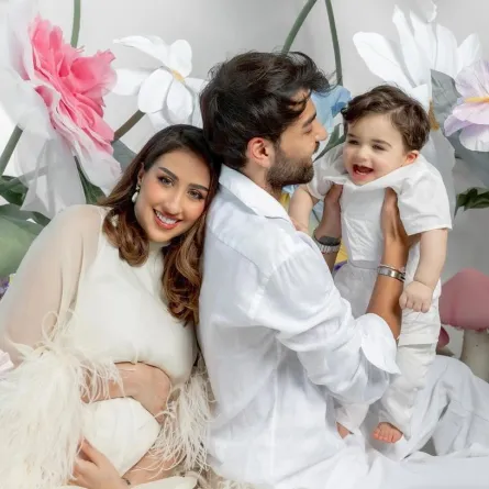 فرح الهادي وعقيل الرئيسي وابنهما آدم- الصورة من حساب فرح على إنستغرام