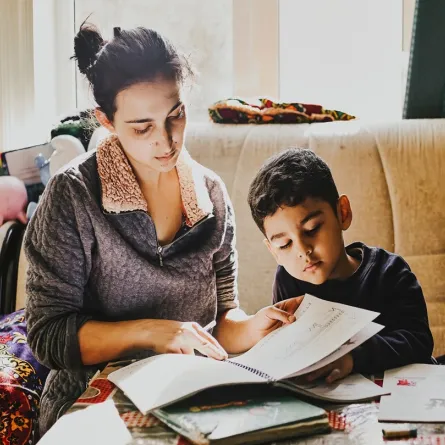 صورة لأم تذاكر مع طفلها