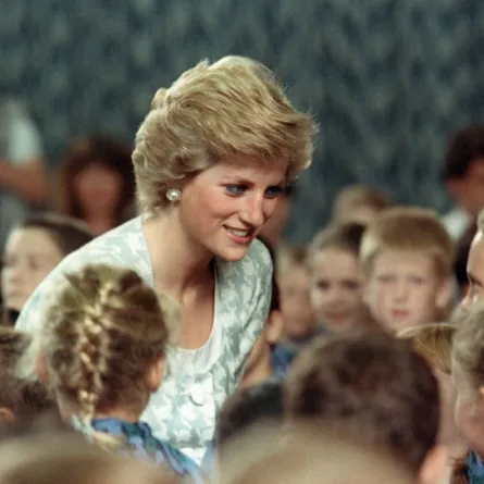 أميرة ويلز ديانا خلال زيارتها للمدرسة البريطانية الدولية في جاكرتا (Princess of Wales Diana during her visit to the British international school in Jakarta). مصدر الصورة: KRAIPIT PHANVUT / AFP