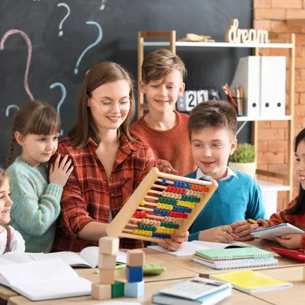 صورة لمعلمة وسط الأطفال